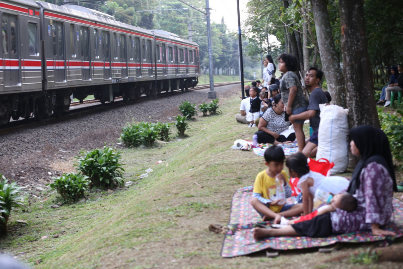 Warga bermain di Taman Tanah Kusir, Jakarta, pada Minggu (24/6/2026). (Beritanasional.com/Oke Atmaja)