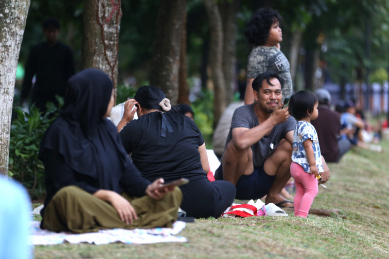 Warga bermain di Taman Tanah Kusir, Jakarta, pada Minggu (24/6/2026). (Beritanasional.com/Oke Atmaja)