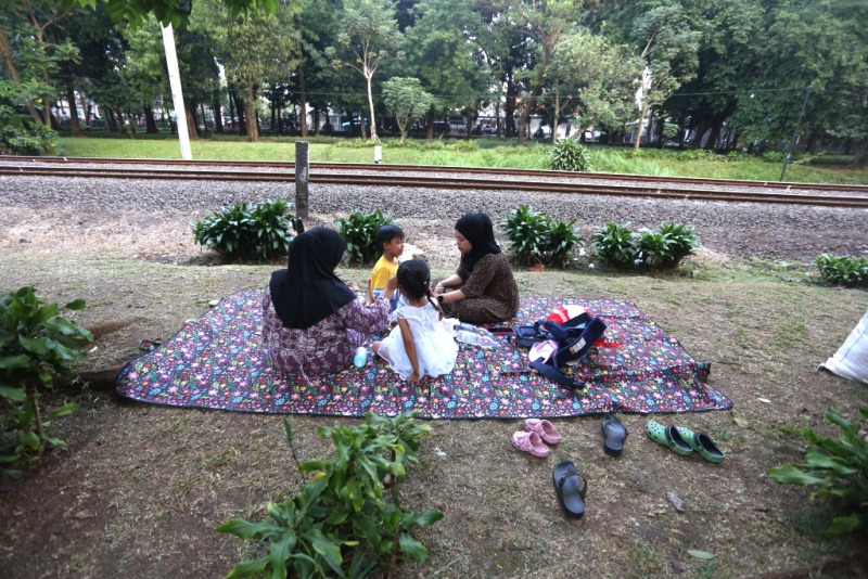 Warga bermain di Taman Tanah Kusir, Jakarta, pada Minggu (24/6/2026). (Beritanasional.com/Oke Atmaja)