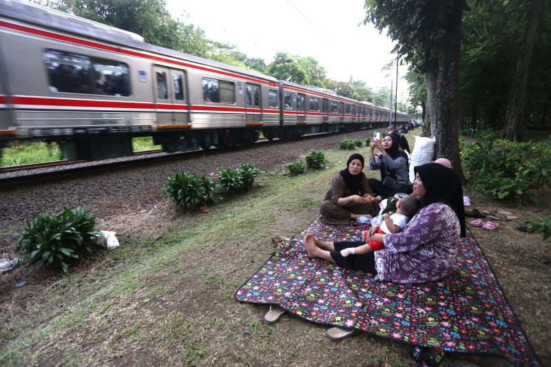 Warga bermain di Taman Tanah Kusir, Jakarta, pada Minggu (24/6/2026). (Beritanasional.com/Oke Atmaja)