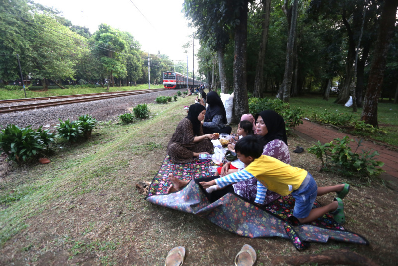 Warga bermain di Taman Tanah Kusir, Jakarta, pada Minggu (24/6/2026). (Beritanasional.com/Oke Atmaja)