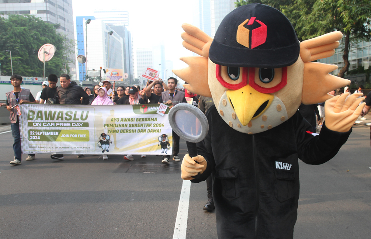 Anggota Bawaslu RI Herwyn J.H. Malonda (kiri) bersama Anggota Bawaslu RI Lolly Suhenty (kanan) saat jalan kaki di dalam acara Bawaslu On Car Free Day di Jakarta, Minggu (22/9/2024). (BeritaNasional.com/ Oke Atmaja)