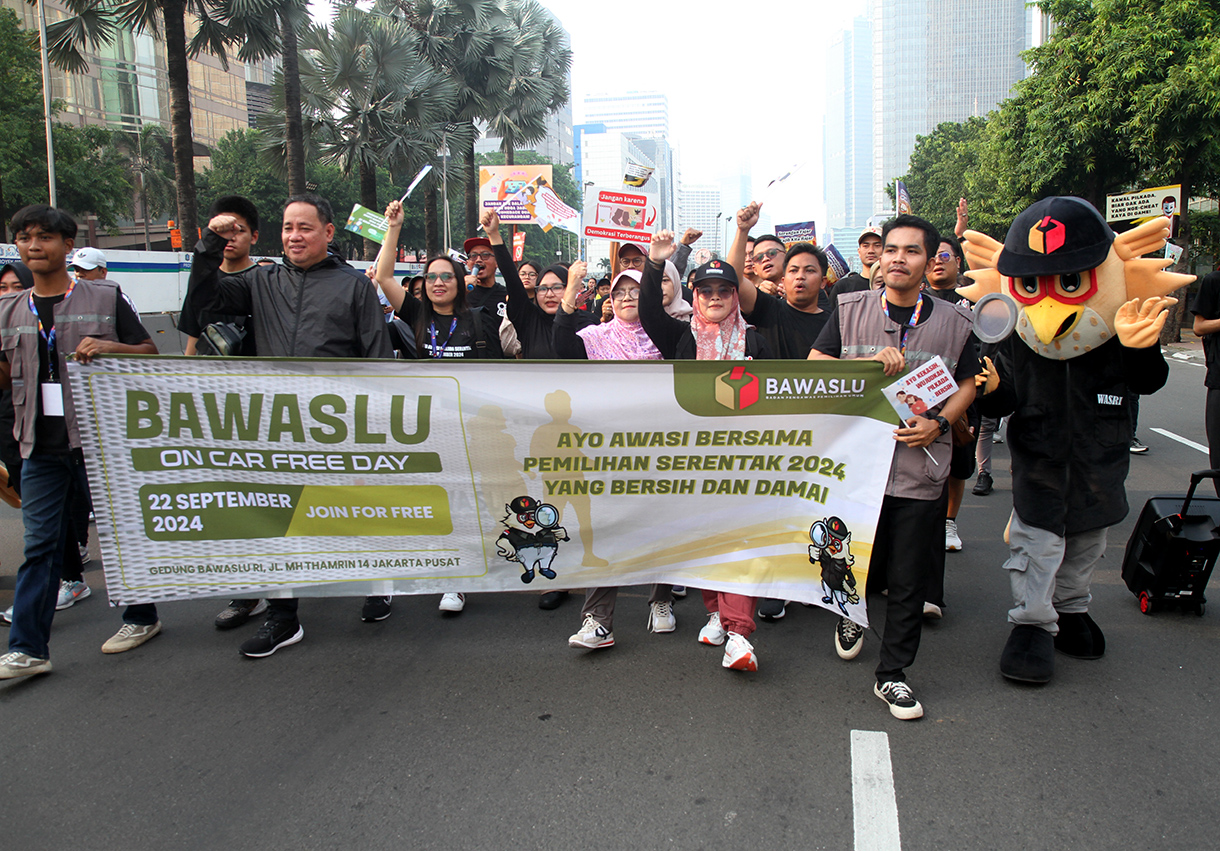 Anggota Bawaslu RI Herwyn J.H. Malonda (kiri) bersama Anggota Bawaslu RI Lolly Suhenty (kanan) saat jalan kaki di dalam acara Bawaslu On Car Free Day di Jakarta, Minggu (22/9/2024). (BeritaNasional.com/ Oke Atmaja)