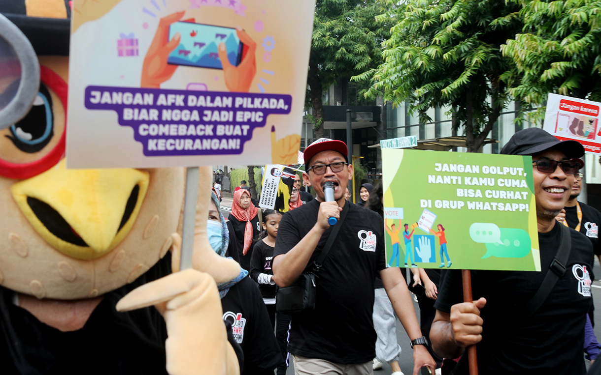 Anggota Bawaslu RI Herwyn J.H. Malonda (kiri) bersama Anggota Bawaslu RI Lolly Suhenty (kanan) saat jalan kaki di dalam acara Bawaslu On Car Free Day di Jakarta, Minggu (22/9/2024). (BeritaNasional.com/ Oke Atmaja)