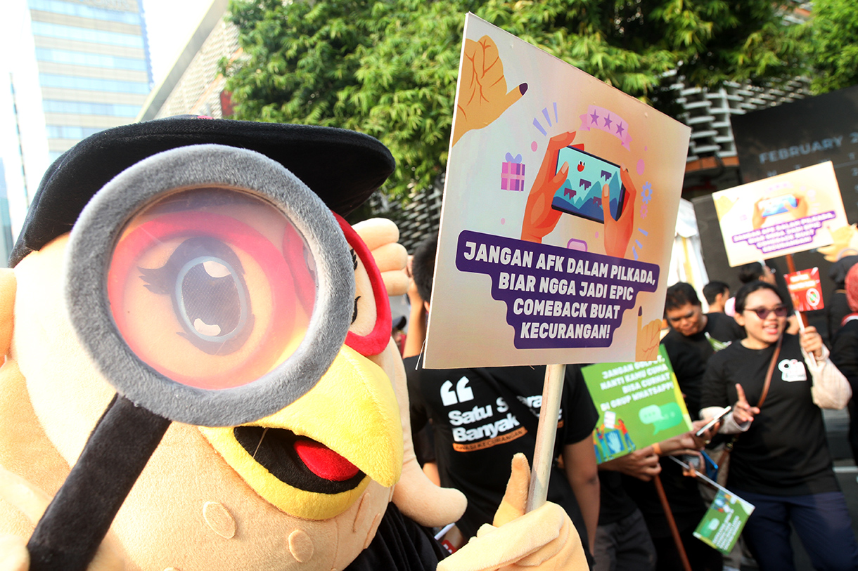 Anggota Bawaslu RI Herwyn J.H. Malonda (kiri) bersama Anggota Bawaslu RI Lolly Suhenty (kanan) saat jalan kaki di dalam acara Bawaslu On Car Free Day di Jakarta, Minggu (22/9/2024). (BeritaNasional.com/ Oke Atmaja)