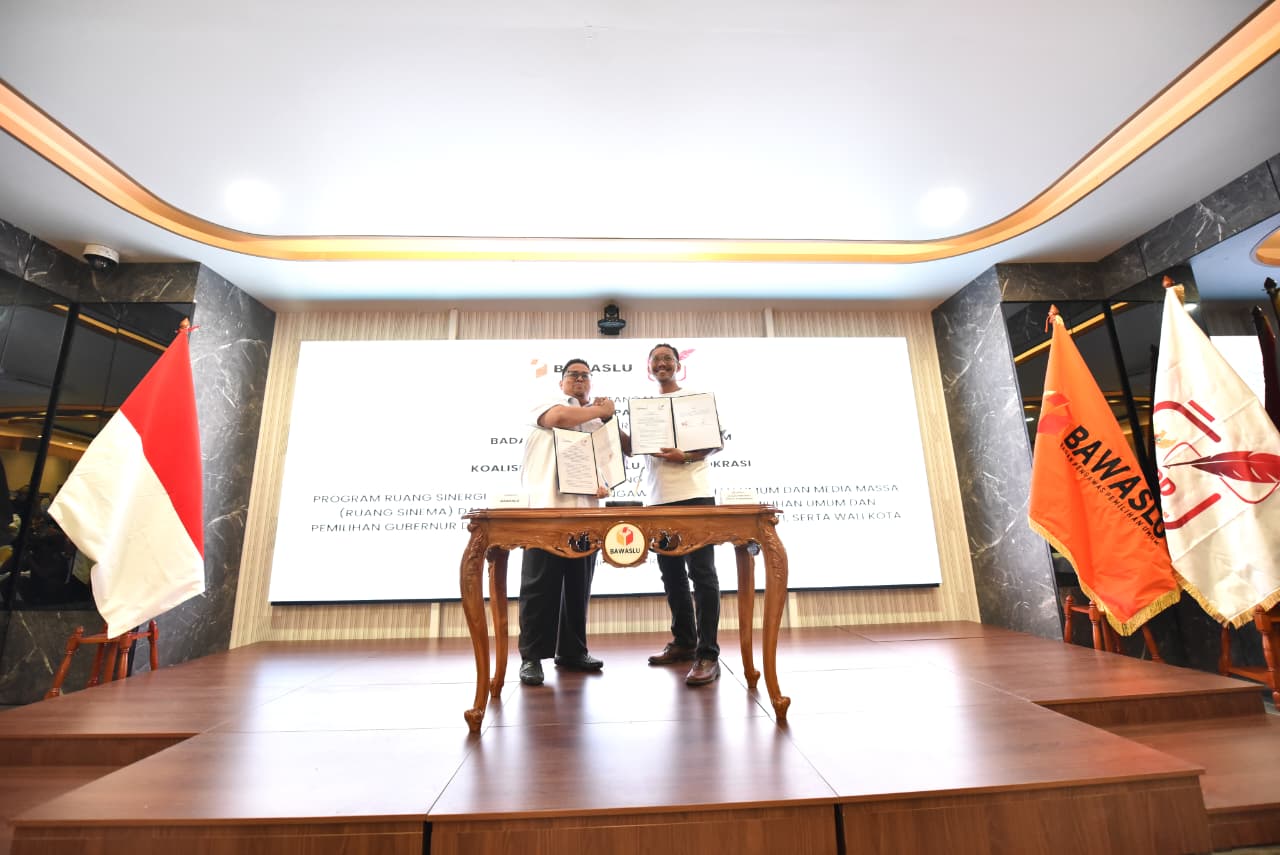 Bawaslu bersama KPPD menandatangani Nota Kesepahaman (MoU) tentang Evaluasi Pemantauan Pemilu Bersama Media dan Stakeholder. (BeritaNasional/Elvis Sendouw)