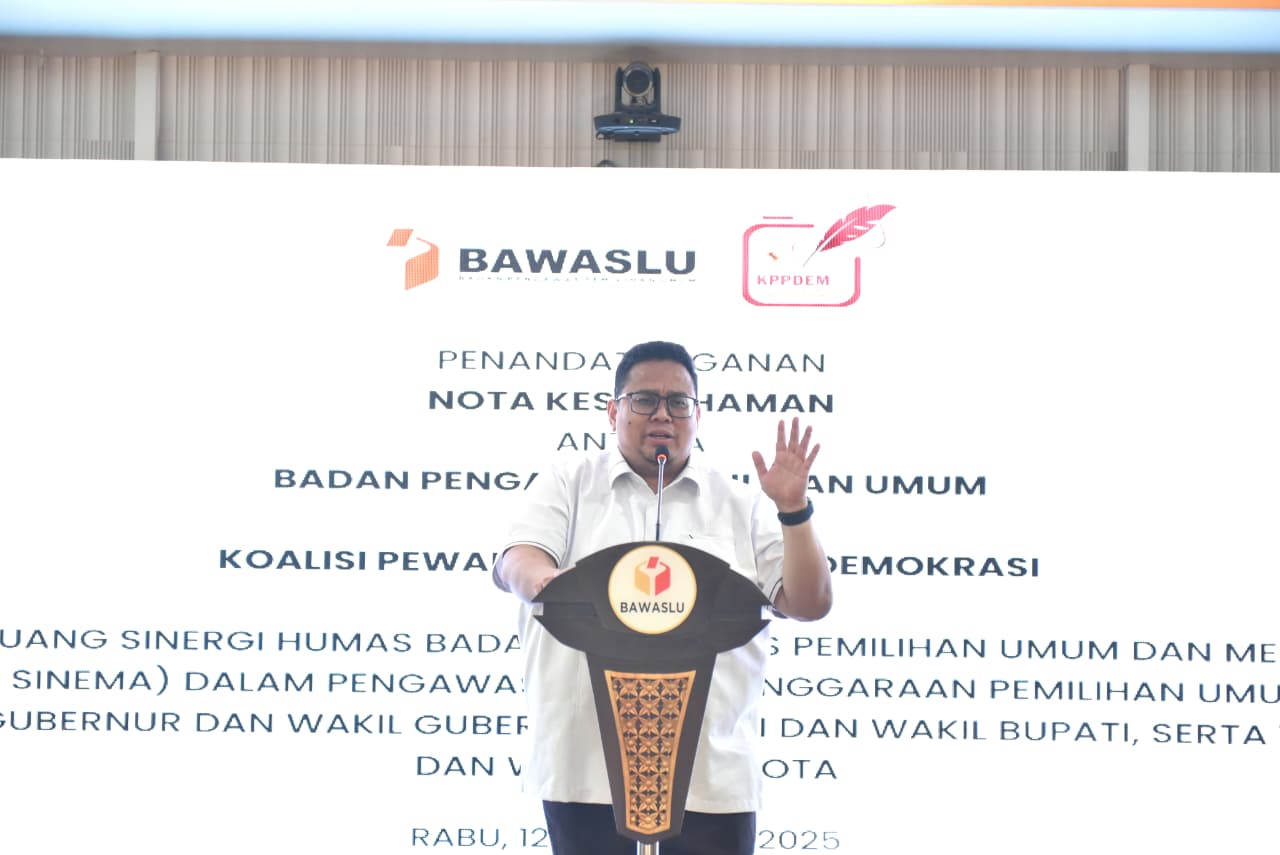 Bawaslu bersama KPPD menandatangani Nota Kesepahaman (MoU) tentang Evaluasi Pemantauan Pemilu Bersama Media dan Stakeholder. (BeritaNasional/Elvis Sendouw)