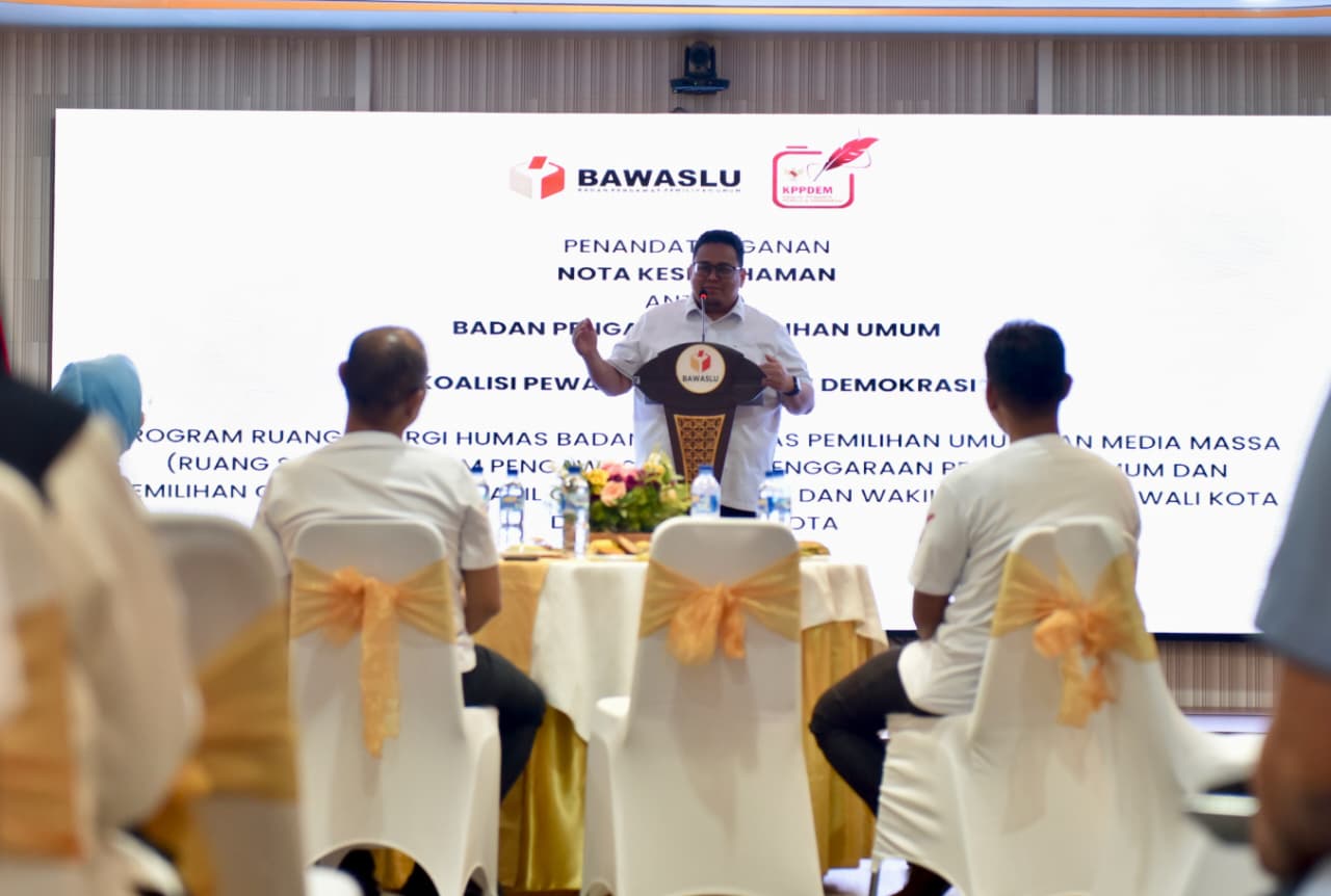 Bawaslu bersama KPPD menandatangani Nota Kesepahaman (MoU) tentang Evaluasi Pemantauan Pemilu Bersama Media dan Stakeholder. (BeritaNasional/Elvis Sendouw)