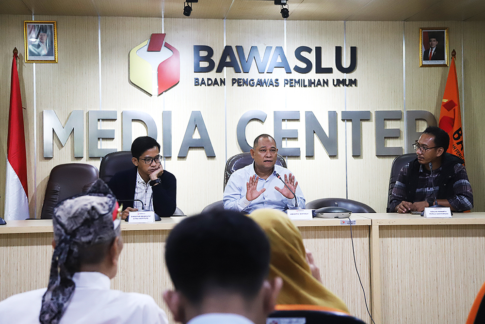 Bawaslu RI menggelar diskusi publik dengan tema “Menakar Peranan Bawaslu di Sengketa Pilkada, Pemerintah Daerah Baru Dilantik Serentak?” di Media Center Bawaslu. (BeritaNasional/Elvis Sendouw)