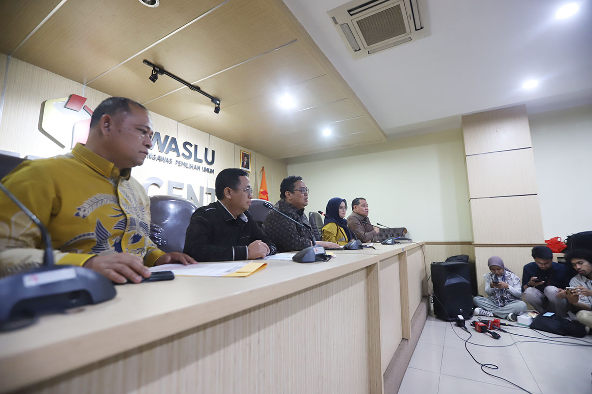 Ketua Bawaslu Rahmat Bagja memberikan keterangan pers terkait video Presiden Prabowo Subianto memberikan dukungan kepada calon Gubernur Jawa Tengah pasangan Ahmad Luthfi-Taj Yasin di kantor Bawaslu RI, Jakarta, Rabu (20/11/2024).(BeritaNasional.com/Oke Atmaja)