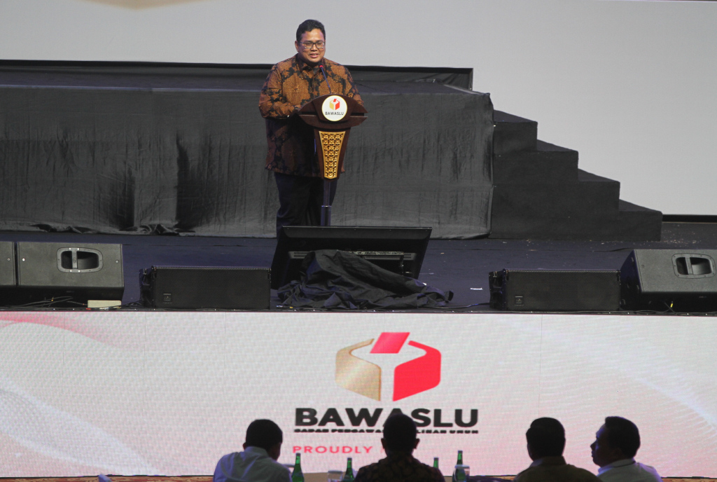 Ketua Badan Pengawas Pemilu Repubilk Indonesia Rahmat Bagja memberikan sambutan saat Bawaslu menggelar acara Koordinasi Nasional Kesiapan Kepala Daerah, Menjaga Netralitas ASN Pada Pemilu Serentak Tahun 2024 di Ecovention Ancol, Jakarta, Selasa (17/92024).  (Berita Nasional.com/Oke Atmaja)