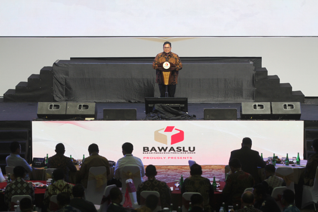 Ketua Badan Pengawas Pemilu Repubilk Indonesia Rahmat Bagja memberikan sambutan saat Bawaslu menggelar acara Koordinasi Nasional Kesiapan Kepala Daerah, Menjaga Netralitas ASN Pada Pemilu Serentak Tahun 2024 di Ecovention Ancol, Jakarta, Selasa (17/92024).  (Berita Nasional.com/Oke Atmaja)