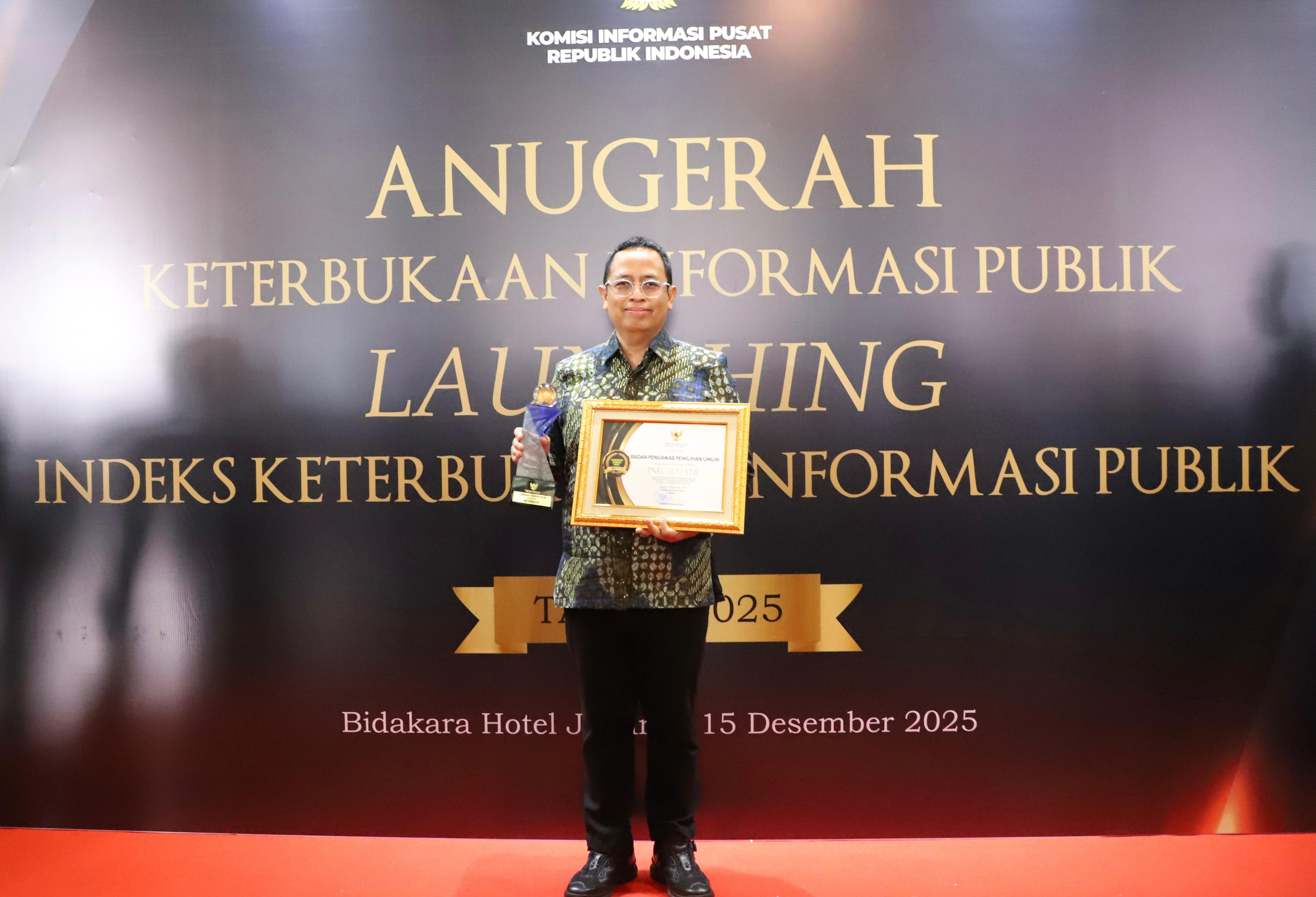 Bawaslu RI meraih penghargaan sebagai Lembaga Nonstruktural Informatif Tahun 2025 dari KIP. (BeritaNasional/Elvis/HO/Bawaslu)