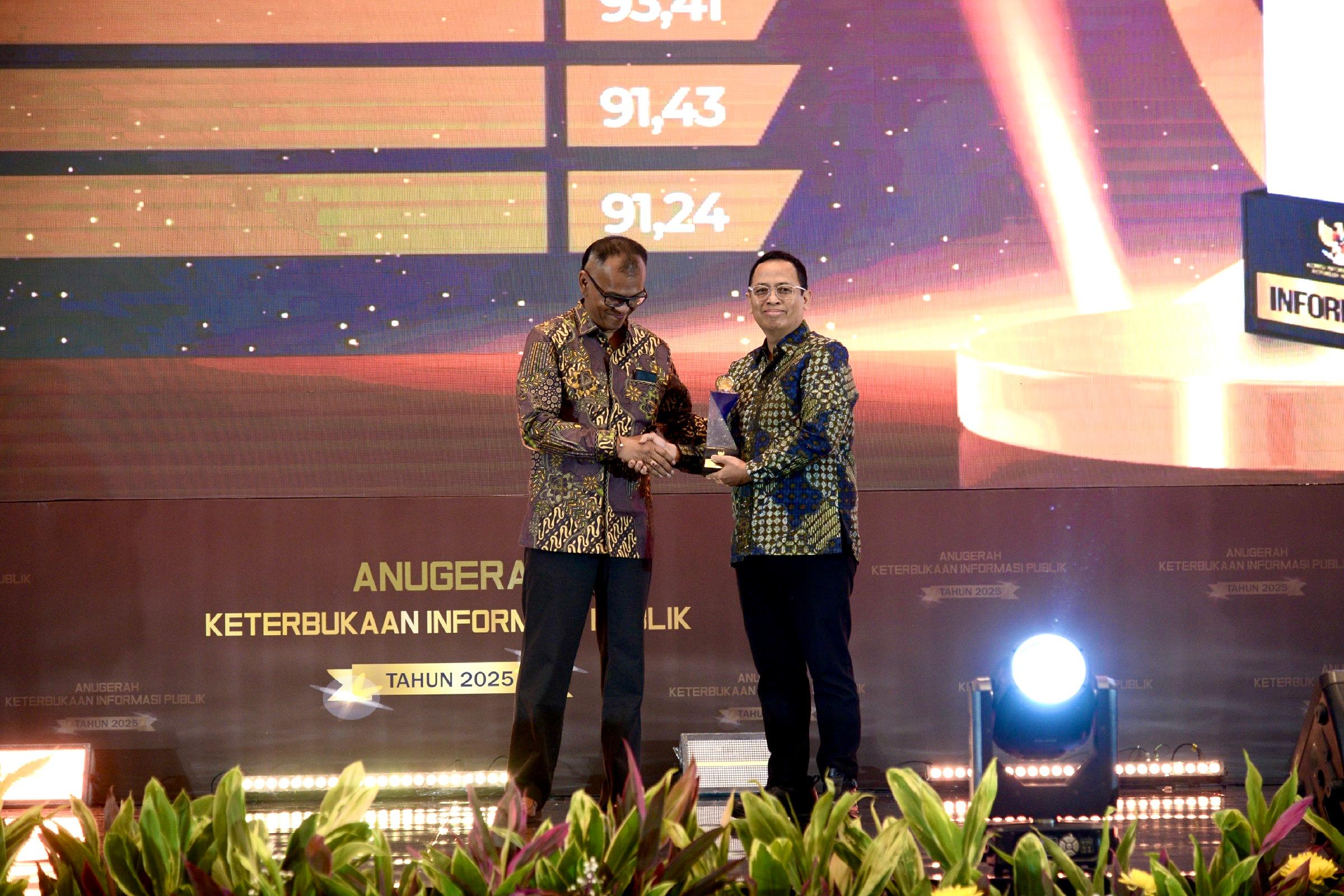Bawaslu RI meraih penghargaan sebagai Lembaga Nonstruktural Informatif Tahun 2025 dari KIP. (BeritaNasional/Elvis/HO/Bawaslu)