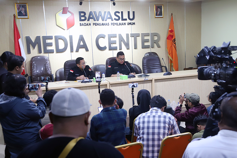 Ketua Badan Pengawas Pemilu (Bawaslu) RI Rahmat Bagja (kanan) bersama Kordiv Penanganan Pelanggaran, Data, dan Informasi, Puadi (kiri) memberikan keterangan terkait pelanggaran Pilkada. (BeritaNasional/Elvis Sendouw)