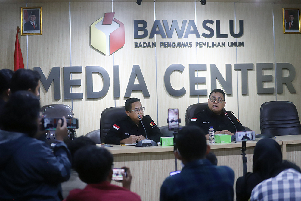 Ketua Badan Pengawas Pemilu (Bawaslu) RI Rahmat Bagja (kanan) bersama Kordiv Penanganan Pelanggaran, Data, dan Informasi, Puadi (kiri) memberikan keterangan terkait pelanggaran Pilkada. (BeritaNasional/Elvis Sendouw)