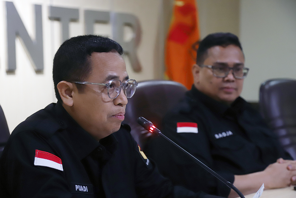 Ketua Badan Pengawas Pemilu (Bawaslu) RI Rahmat Bagja (kanan) bersama Kordiv Penanganan Pelanggaran, Data, dan Informasi, Puadi (kiri) memberikan keterangan terkait pelanggaran Pilkada. (BeritaNasional/Elvis Sendouw)