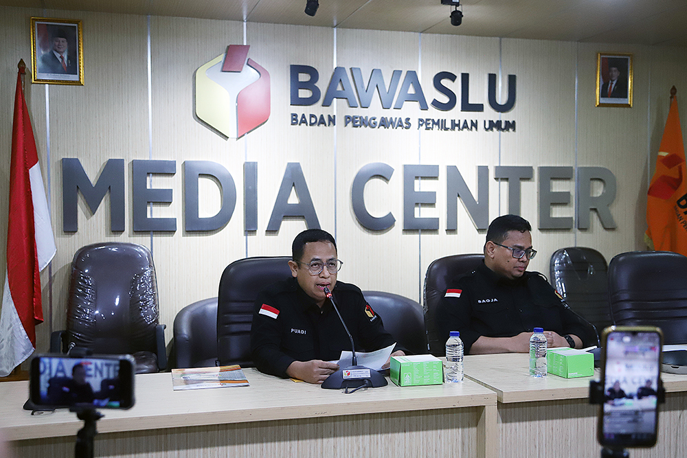 Ketua Badan Pengawas Pemilu (Bawaslu) RI Rahmat Bagja (kanan) bersama Kordiv Penanganan Pelanggaran, Data, dan Informasi, Puadi (kiri) memberikan keterangan terkait pelanggaran Pilkada. (BeritaNasional/Elvis Sendouw)