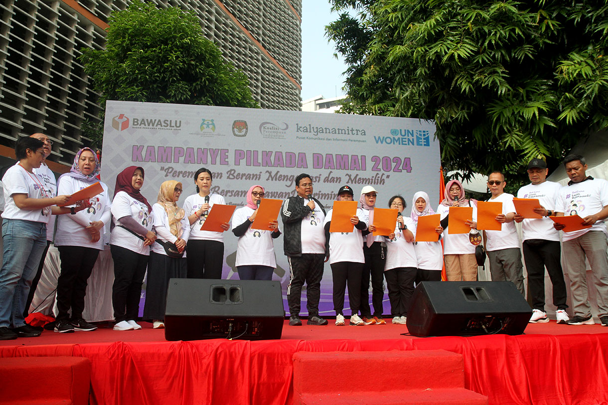 Ketua Bawaslu RI Rahmat Bagja (tengah kiri) bersama Menteri PPPA Arifah Fauzi (keempat kiri), Wakil Menteri PPPA Veronica Tan (ketiga kiri), Anggota KPU RI Iffa Rosita (keempat kanan), Anggota Bawaslu RI Lolly Suhenty (tengah kanan), dan Dirtipid PPA-PPO Polri Brigjen Pol. Desy Andriani (kanan) meps urung mepati saat Deklarasi Bersama Kampanye Pilkada Damai 2024 di hari bebas kendaraan bermotor, Jakarta, Minggu (17/11/2024). (BeritaNasional.com/Oke Atmaja)