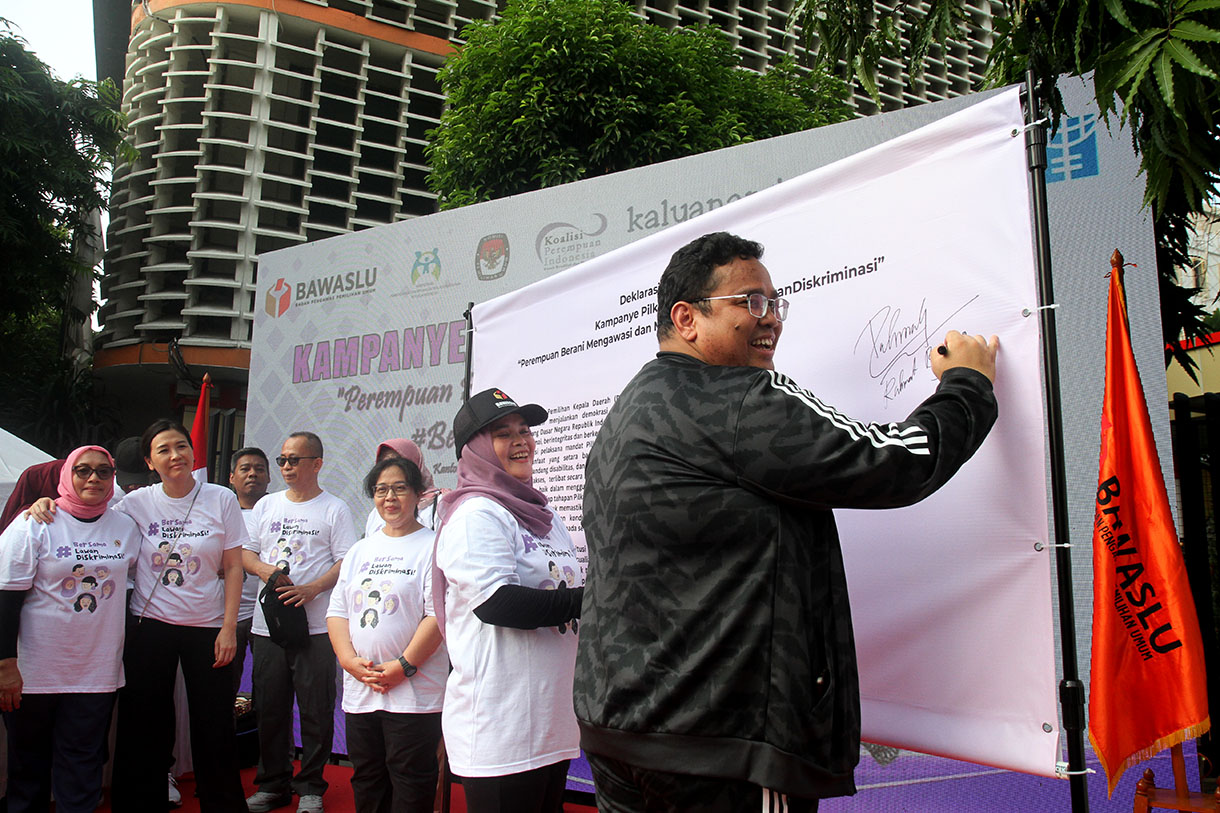 Ketua Bawaslu RI Rahmat Bagja (tengah kiri) bersama Menteri PPPA Arifah Fauzi (keempat kiri), Wakil Menteri PPPA Veronica Tan (ketiga kiri), Anggota KPU RI Iffa Rosita (keempat kanan), Anggota Bawaslu RI Lolly Suhenty (tengah kanan), dan Dirtipid PPA-PPO Polri Brigjen Pol. Desy Andriani (kanan) meps urung mepati saat Deklarasi Bersama Kampanye Pilkada Damai 2024 di hari bebas kendaraan bermotor, Jakarta, Minggu (17/11/2024). (BeritaNasional.com/Oke Atmaja)