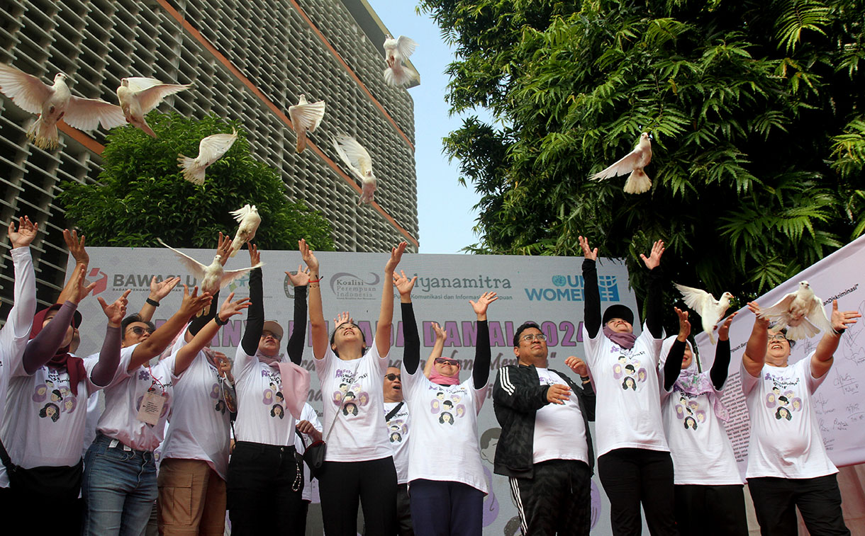 Ketua Bawaslu RI Rahmat Bagja (tengah kiri) bersama Menteri PPPA Arifah Fauzi (keempat kiri), Wakil Menteri PPPA Veronica Tan (ketiga kiri), Anggota KPU RI Iffa Rosita (keempat kanan), Anggota Bawaslu RI Lolly Suhenty (tengah kanan), dan Dirtipid PPA-PPO Polri Brigjen Pol. Desy Andriani (kanan) meps urung mepati saat Deklarasi Bersama Kampanye Pilkada Damai 2024 di hari bebas kendaraan bermotor, Jakarta, Minggu (17/11/2024). (BeritaNasional.com/Oke Atmaja)