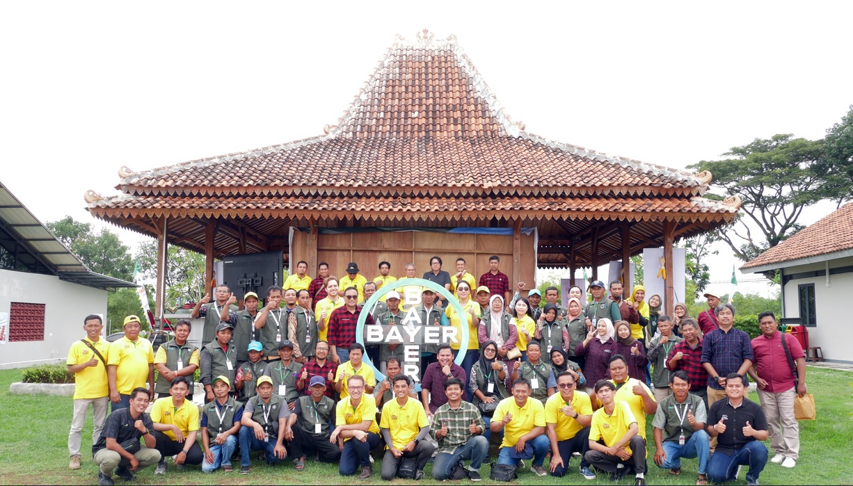 Mateus Barros, Cluster Lead East Asia & Pakistan Bayer Crop Science; Yuchen Li, Country Commercial Lead Bayer Crop Science Indonesia dan Malaysia bersama petani SOBAT Bayer dan Dekalb Ambassador di Bayer JUARA, di Klaten, Jawa Tengah.  Bayer JUARA sebagai pusat Riset Pengembangan R&D Bayer Crop Science terbesar ke-2 di Asia Pasifik  memberikan pendampingan budi daya pertanian dan penanganan hama penyakit tanaman untuk meningkatkan kualitas hasil dan produktivitas petani jagung. (BeritaNasional/Elvis/HO)