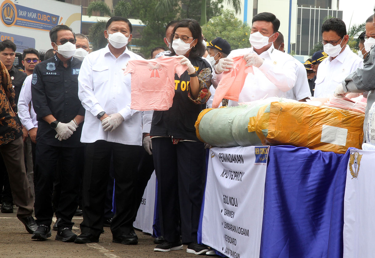 Menteri Keuangan Sri Mulyani (kedua kanan) memperlihatkan barang-barang sitaan usai penyampaian hasil penindakan bidang kepabeanan dan cukai di Jakarta, Kamis (14/11/2024).  (BeritaNasional.com/Oke Atmaja)