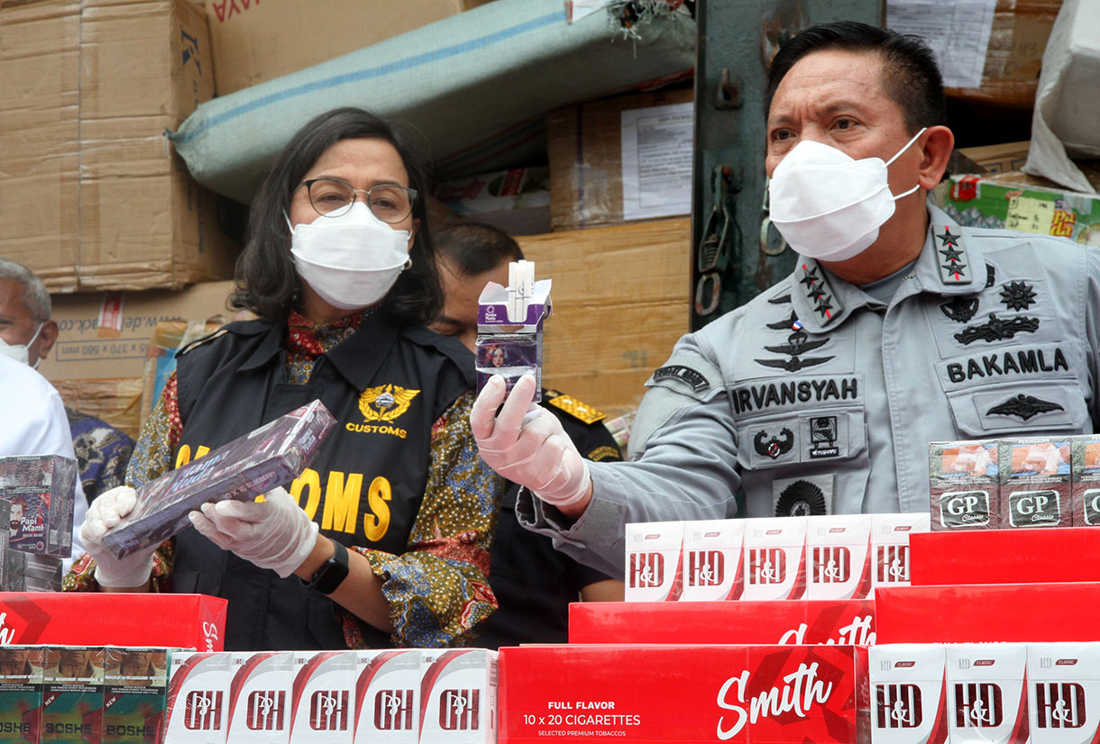 Menteri Keuangan Sri Mulyani (kedua kanan) memperlihatkan barang-barang sitaan usai penyampaian hasil penindakan bidang kepabeanan dan cukai di Jakarta, Kamis (14/11/2024).  (BeritaNasional.com/Oke Atmaja)