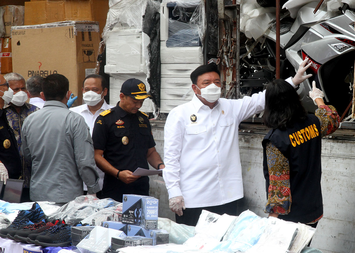 Menteri Keuangan Sri Mulyani (kedua kanan) memperlihatkan barang-barang sitaan usai penyampaian hasil penindakan bidang kepabeanan dan cukai di Jakarta, Kamis (14/11/2024).  (BeritaNasional.com/Oke Atmaja)