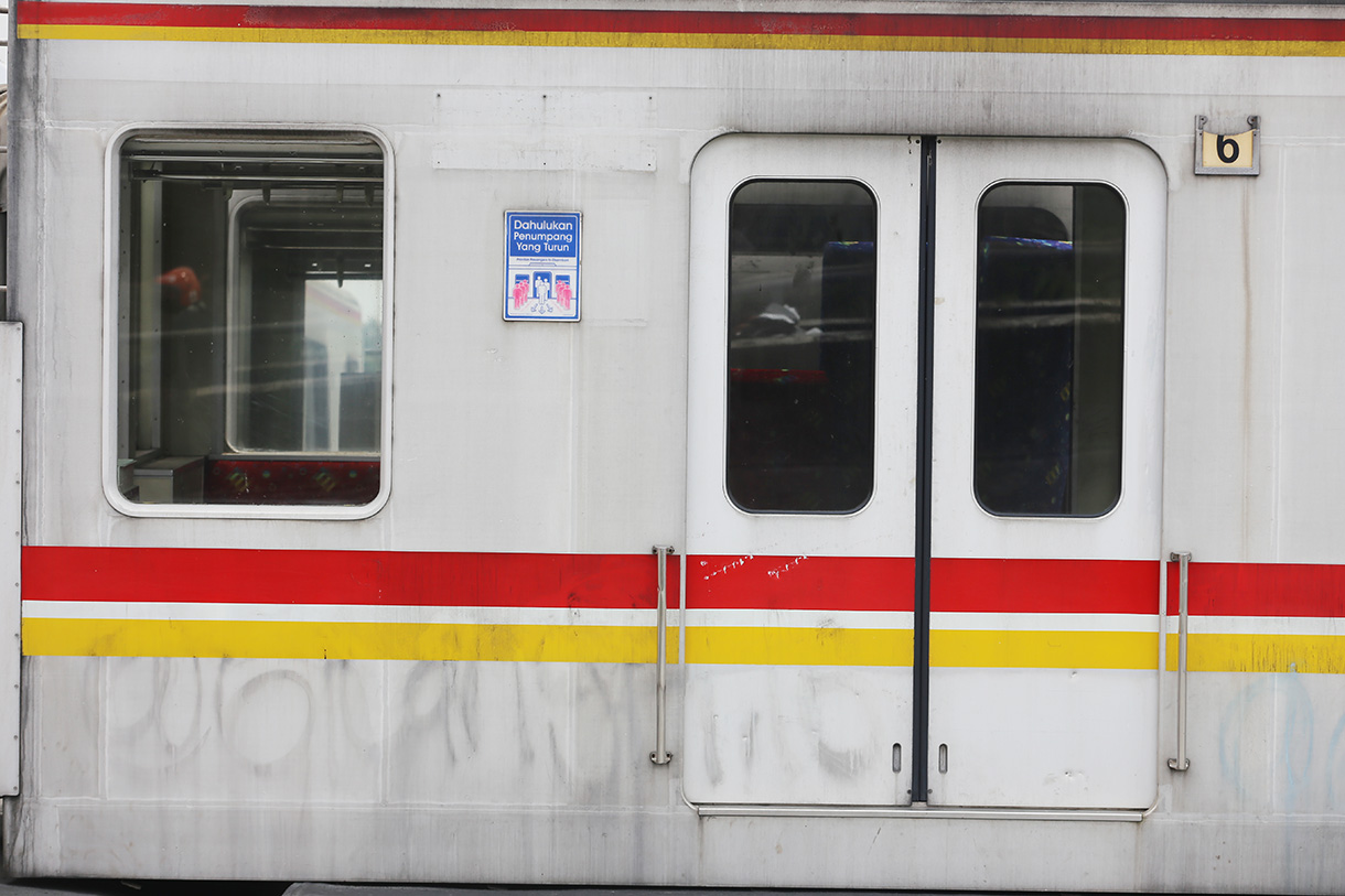 Sejumlah bangkai gerbong kereta di Dipo, Depok, Jawa Barat, Selasa (27/1/2026).  (Beritanasional.com/Oke Atmaja)