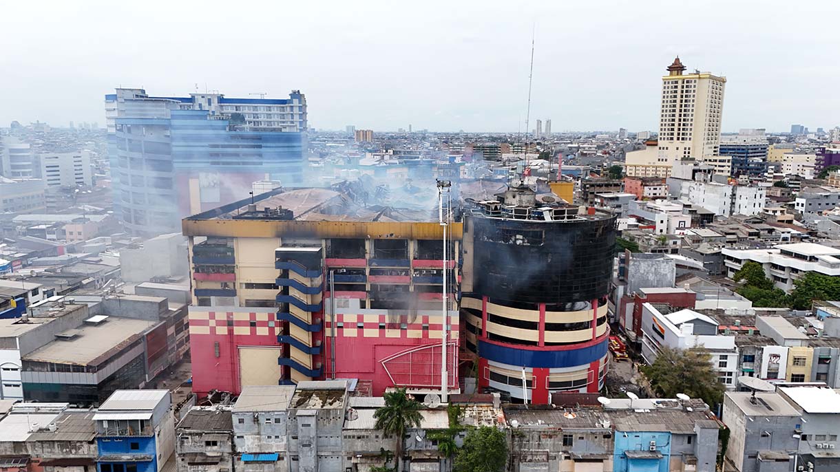 Foto udara kebakaran di Glodok Plaza, Taman Sari, Jakarta, Kamis (16/1/2025).  (BeritaNasional.com/Oke Atmaja)