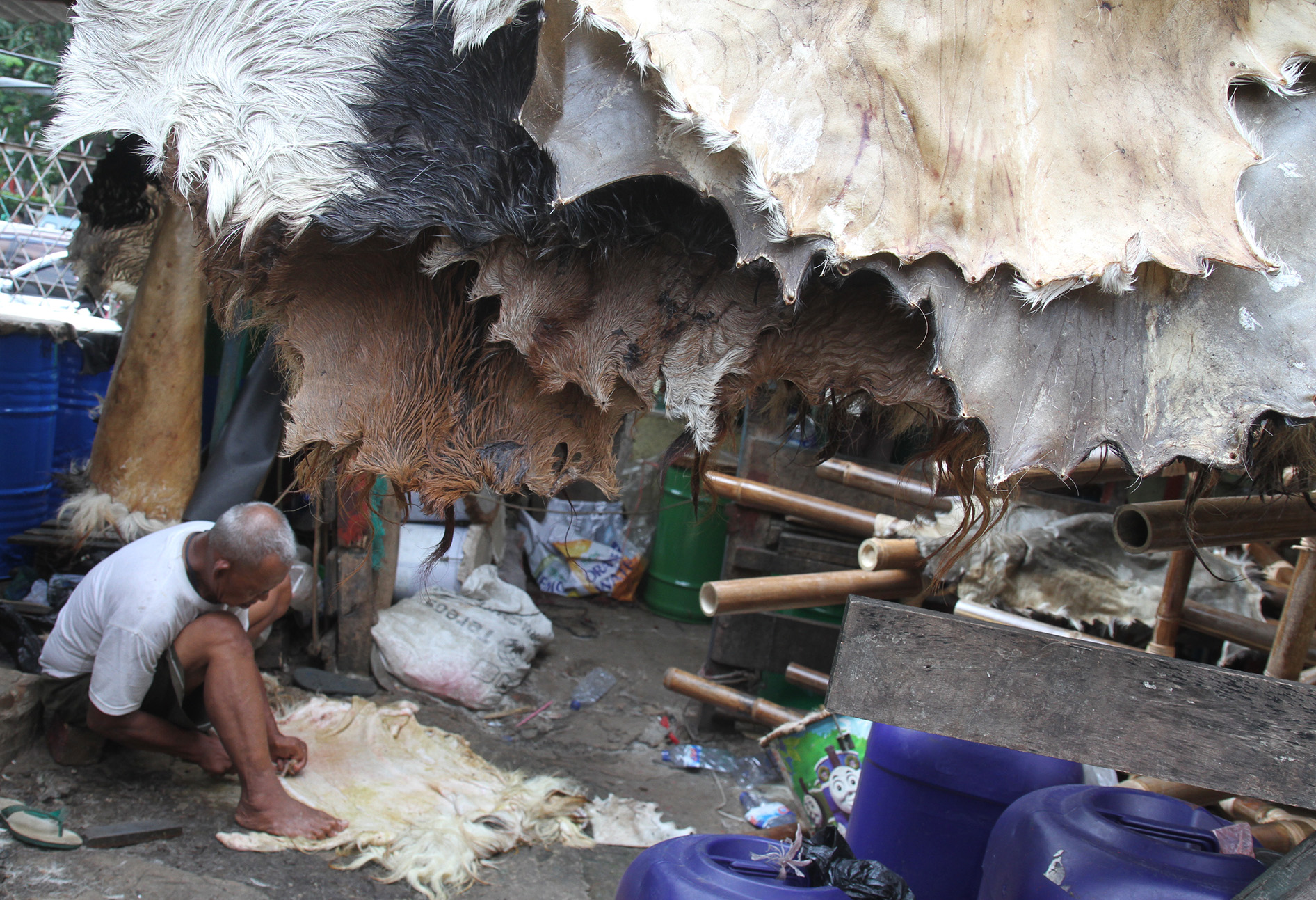 Pedagang menata bedug di kawasan Tanah Abang, Jakarta, Rabu (27/3/2024).  (Indonesiaglobe/Oke Atmaja)