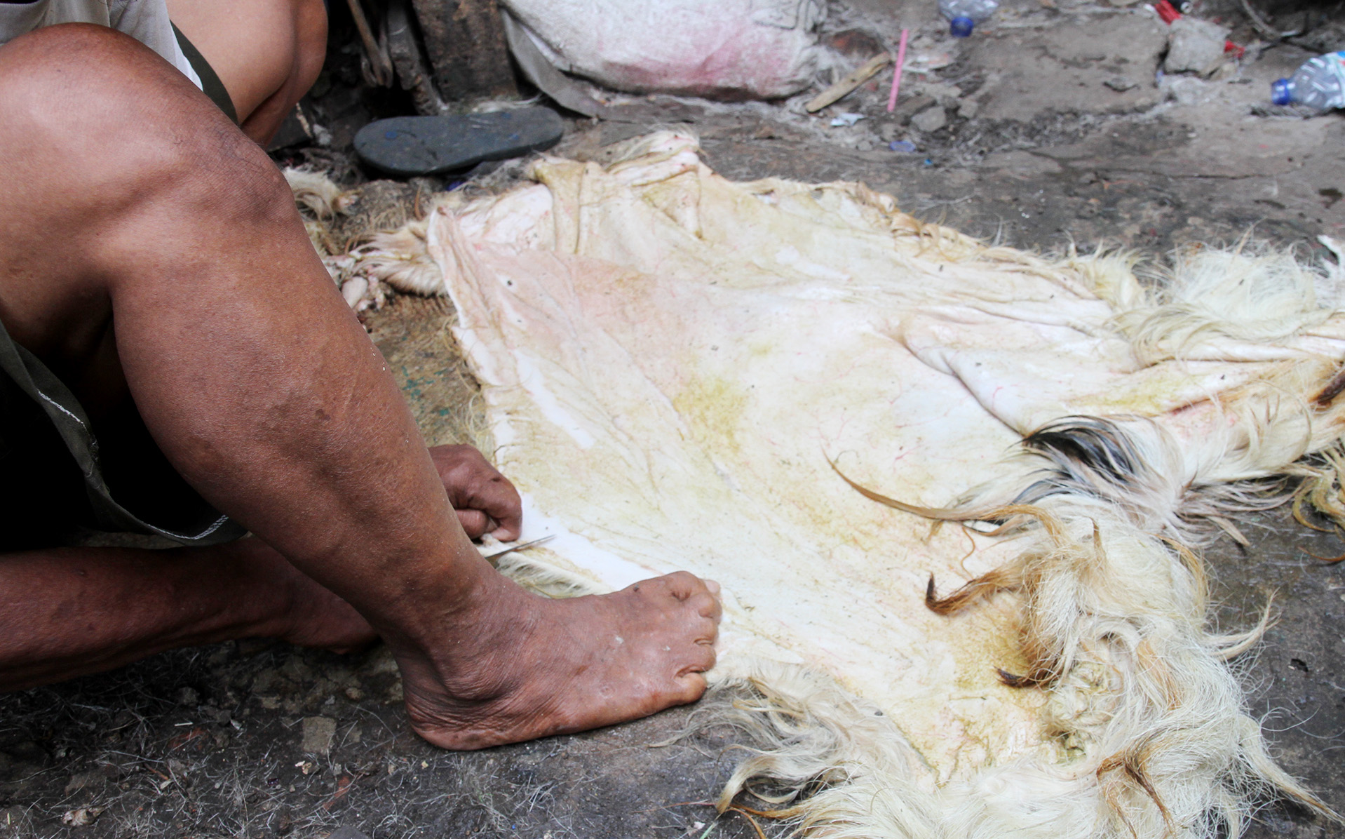 Pedagang menata bedug di kawasan Tanah Abang, Jakarta, Rabu (27/3/2024).  (Indonesiaglobe/Oke Atmaja)