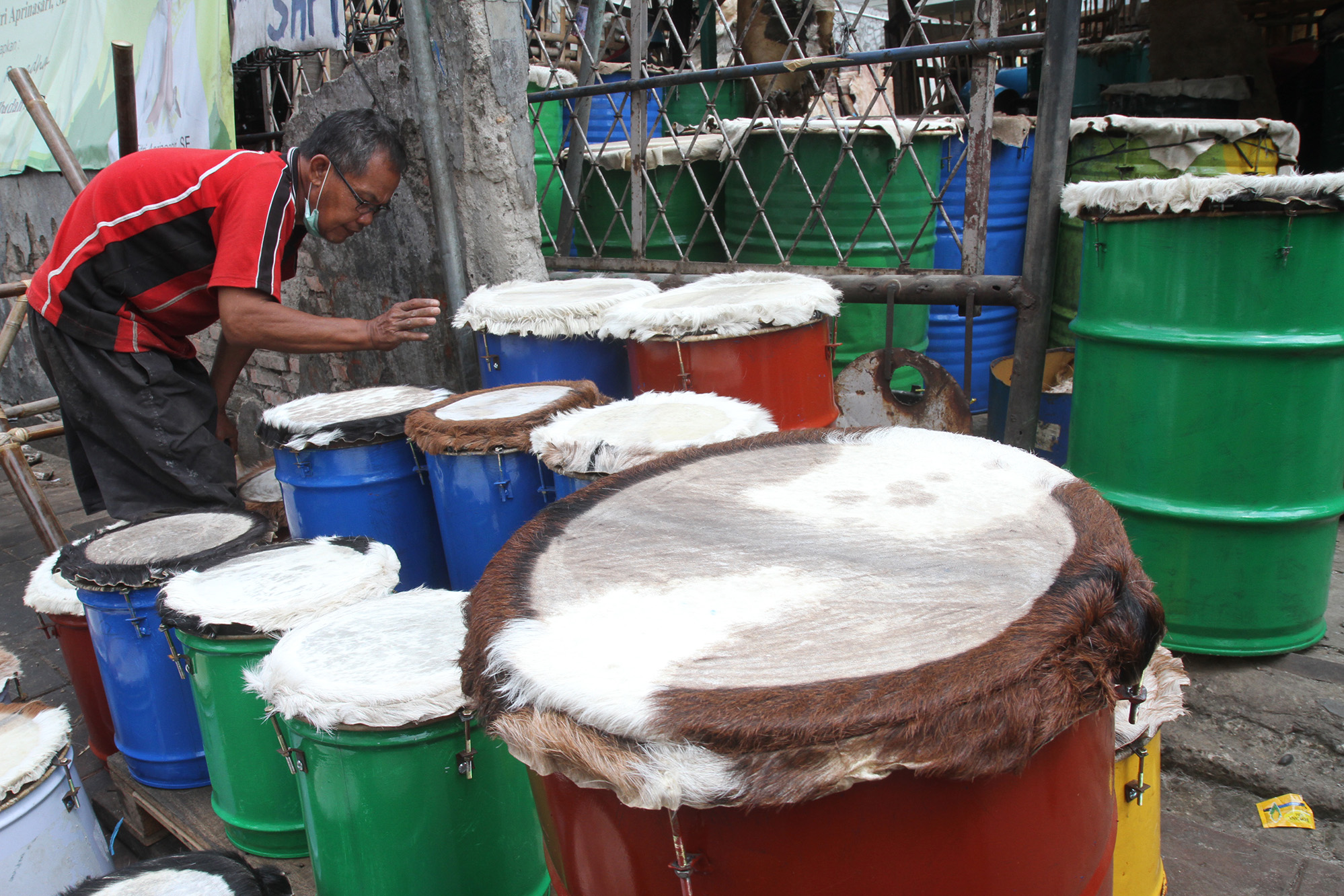 Pedagang menata bedug di kawasan Tanah Abang, Jakarta, Rabu (27/3/2024).  (Indonesiaglobe/Oke Atmaja)