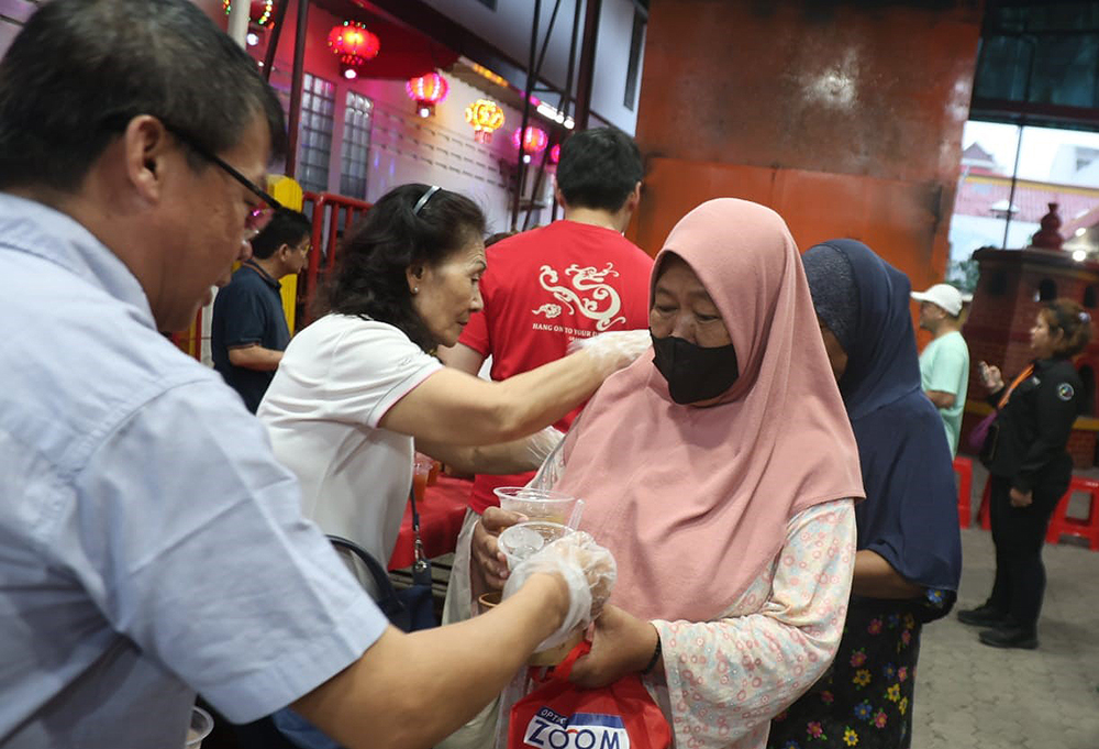 Warga Tionghoa membagi takjil gratis kepada umat muslim yang menjalankan puasa. (BeritaNasional/Elvis Sendouw)