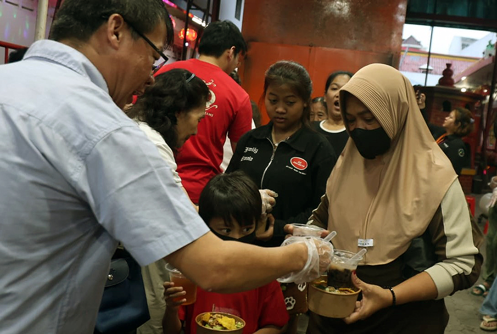 Warga Tionghoa membagi takjil gratis kepada umat muslim yang menjalankan puasa. (BeritaNasional/Elvis Sendouw)