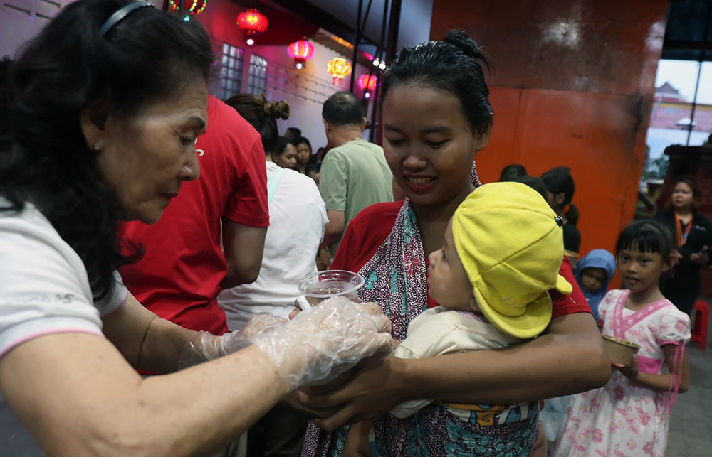 Warga Tionghoa membagi takjil gratis kepada umat muslim yang menjalankan puasa. (BeritaNasional/Elvis Sendouw)