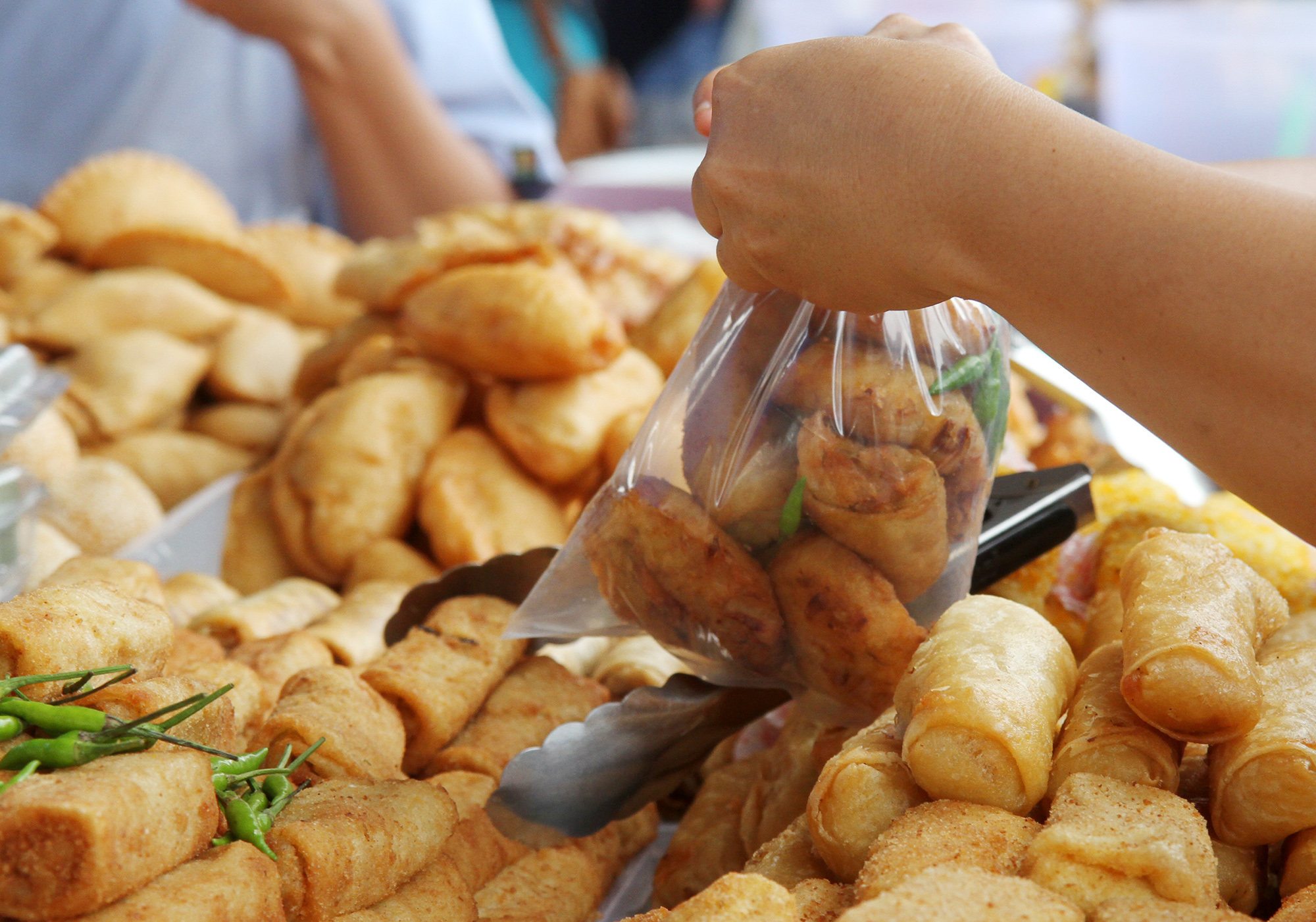 Pengunjung membeli takjil atau makanan berbuka puasa di Pasar Takjil Bendungan Hilir (Benhil), Jakarta Pusat, Kamis (16/3).(Sinarharapan.com/Oke Atmaja)