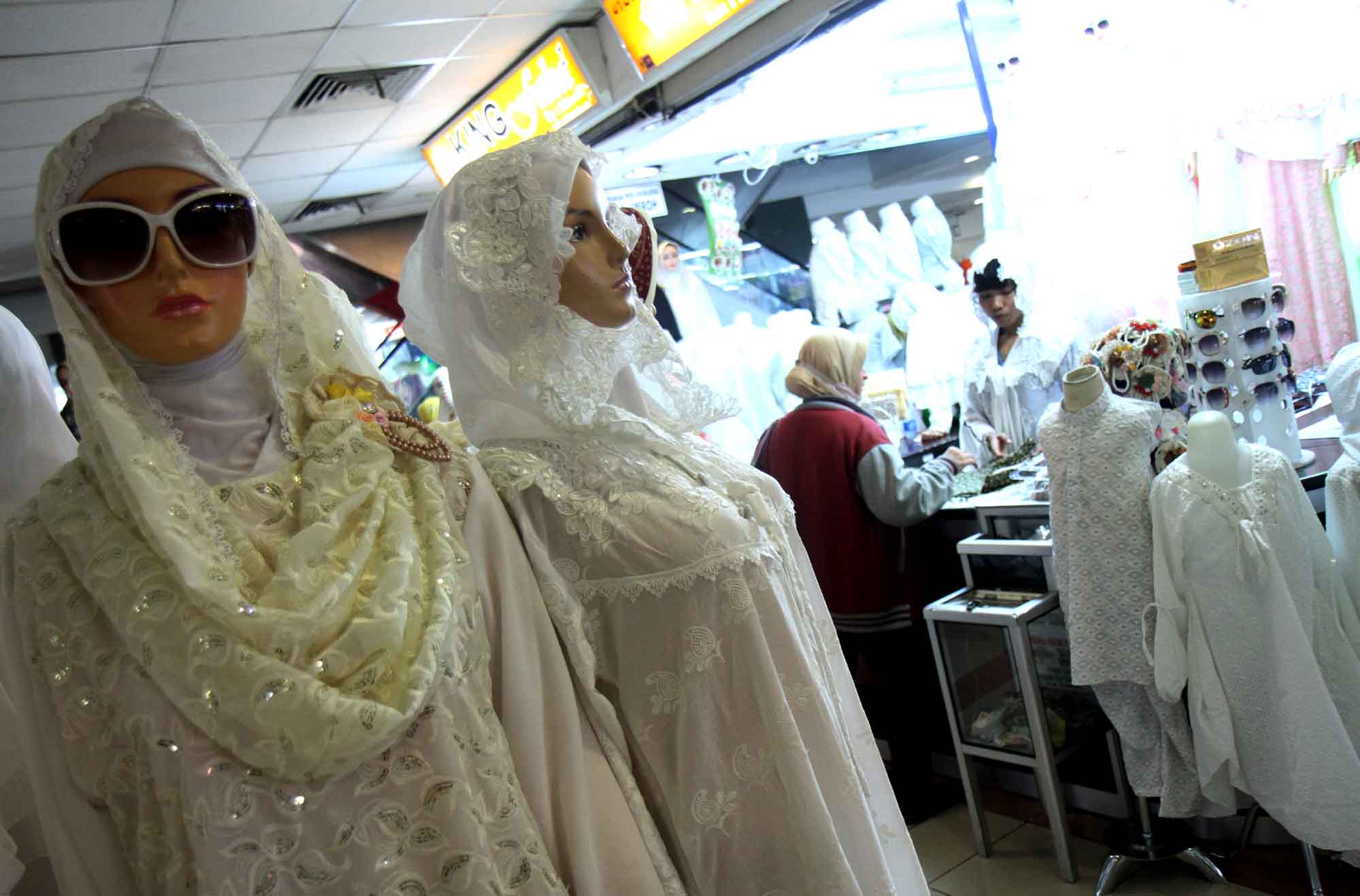 Pembeli memilih pakaian muslim di Pasar Tanah Abang, Jakarta Pusat, Minggu (16/3/2025). (Beritanasional.com/Oke Atmaja)