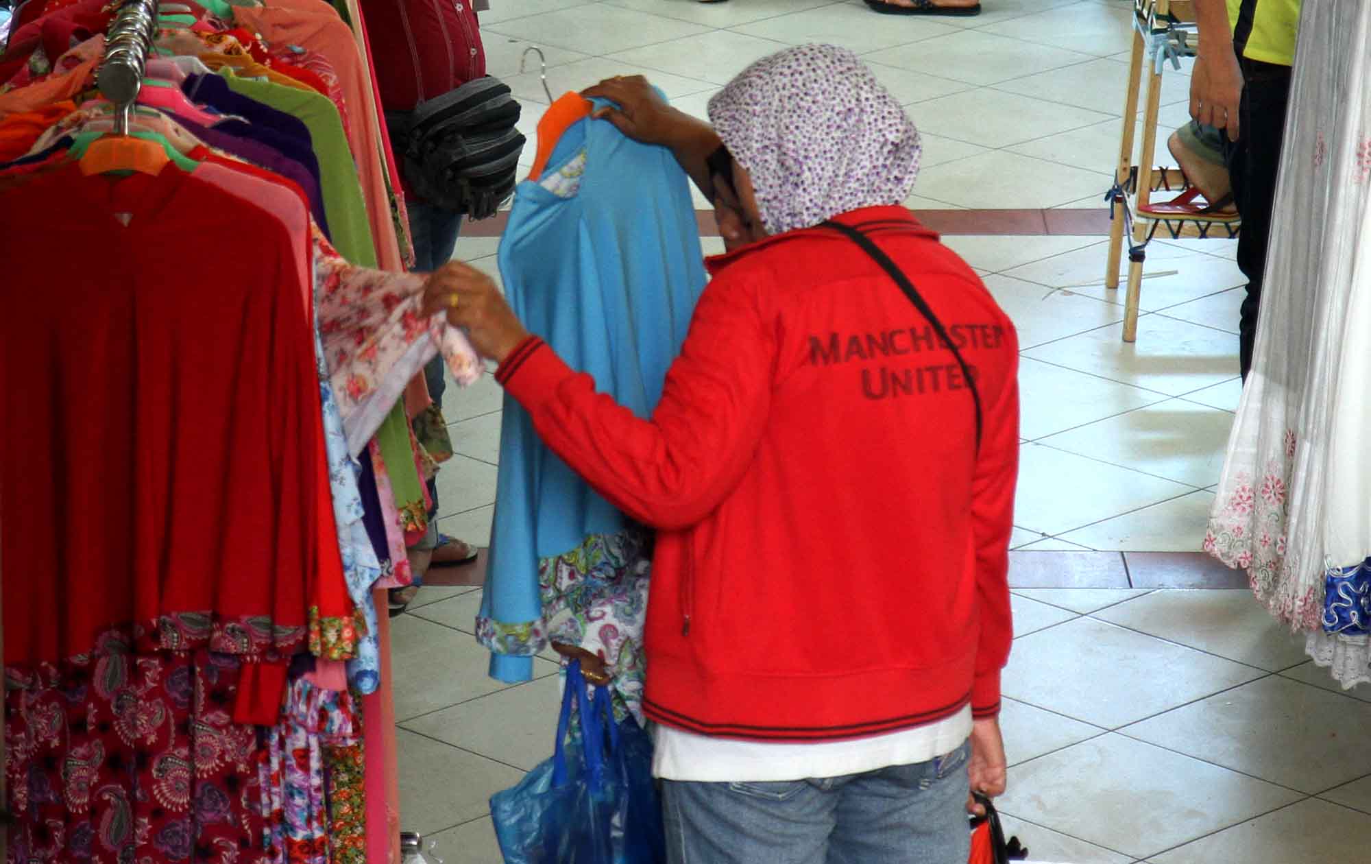 Pembeli memilih pakaian muslim di Pasar Tanah Abang, Jakarta Pusat, Minggu (16/3/2025). (Beritanasional.com/Oke Atmaja)