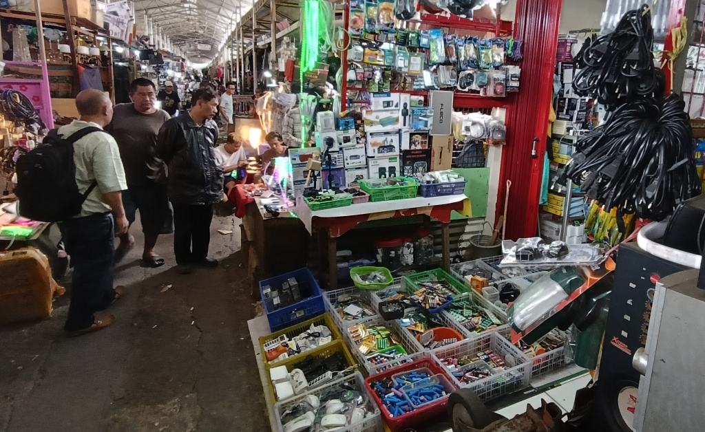 Pembeli melihat patung yang dijual di Pasar Loak Poncol, Jakarta, Selasa (7/9/2025). (Berita nasional.com/Oke Atmaja)