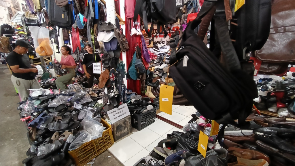 Pembeli melihat patung yang dijual di Pasar Loak Poncol, Jakarta, Selasa (7/9/2025). (Berita nasional.com/Oke Atmaja)