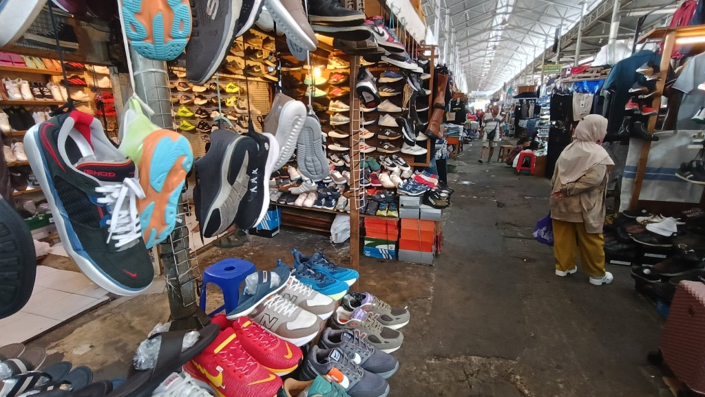 Pembeli melihat patung yang dijual di Pasar Loak Poncol, Jakarta, Selasa (7/9/2025). (Berita nasional.com/Oke Atmaja)