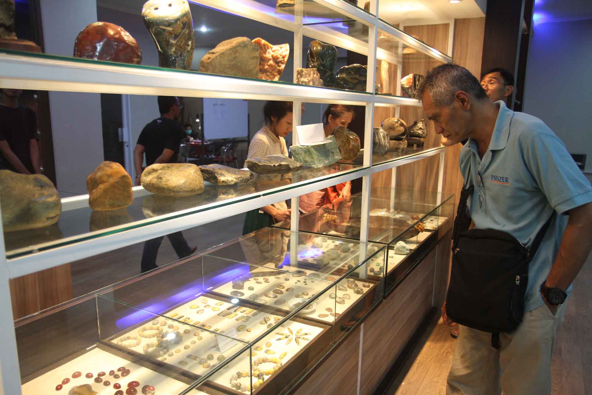 Pedagang menata batu akik yang dijual di Pasar Rawa Bening, Jakarta, Kamis (18/4/2024).(BeritaNasional.com/Oke Atmaja)
