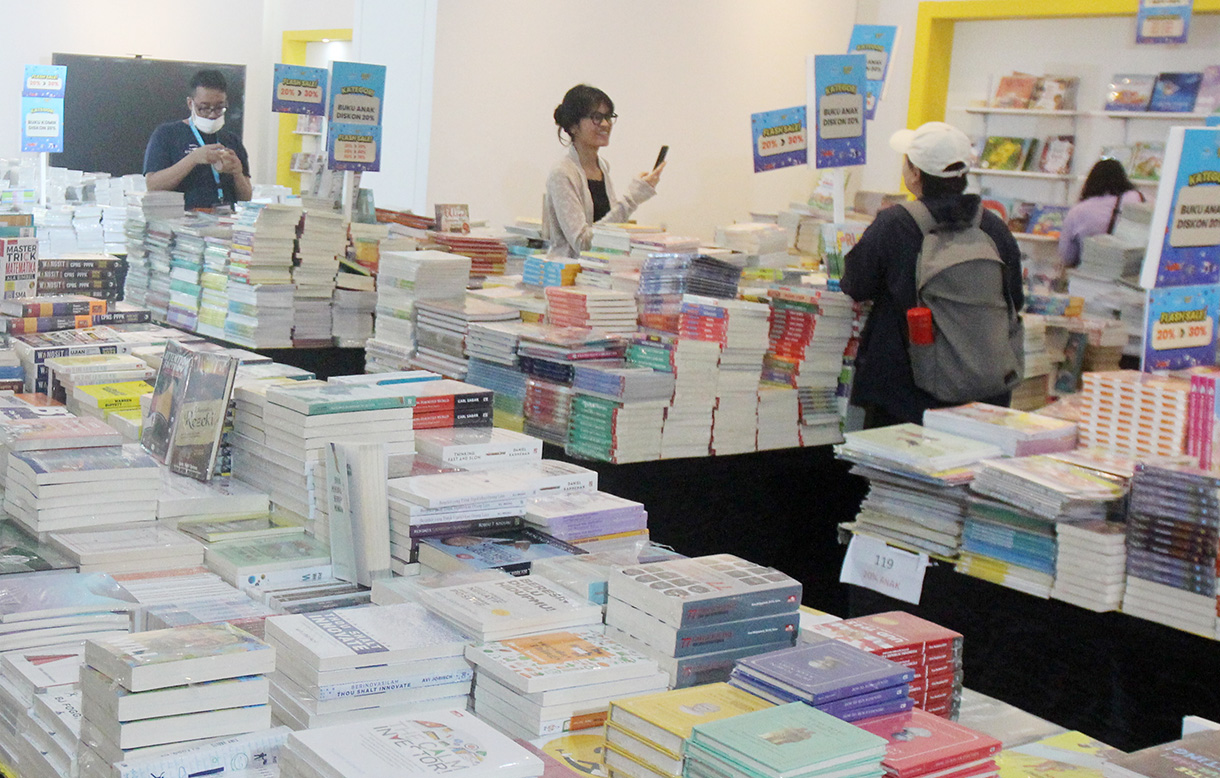 Pengunjung memilih buku dengan harga diskon dalam gelaran Festival Literasi Jakarta 2023 di Gaelri Soenasssa, Taman Ismail Marzuki (TIM), Cikini, Jakarta, Kamis (29/8/2024).(BeritaNasional.com/ Oke Atmaja)