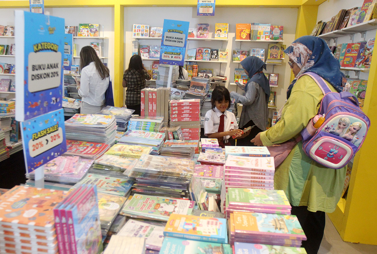 Pengunjung memilih buku dengan harga diskon dalam gelaran Festival Literasi Jakarta 2023 di Gaelri Soenasssa, Taman Ismail Marzuki (TIM), Cikini, Jakarta, Kamis (29/8/2024).(BeritaNasional.com/ Oke Atmaja)