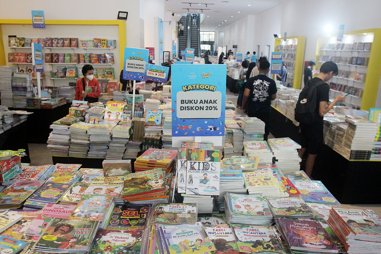 Pengunjung memilih buku dengan harga diskon dalam gelaran Festival Literasi Jakarta 2023 di Gaelri Soenasssa, Taman Ismail Marzuki (TIM), Cikini, Jakarta, Kamis (29/8/2024).(BeritaNasional.com/ Oke Atmaja)