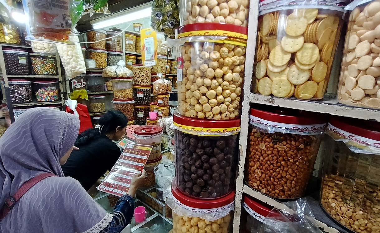 Warga berburu kue kering di Pasar Jatinegara, Jakarta, Selasa(18/3/2025).  (Beritanasional.com/Oke Atmaja)