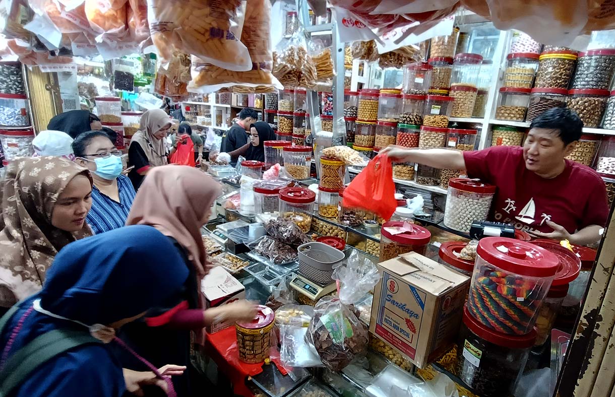 Warga berburu kue kering di Pasar Jatinegara, Jakarta, Selasa(18/3/2025).  (Beritanasional.com/Oke Atmaja)