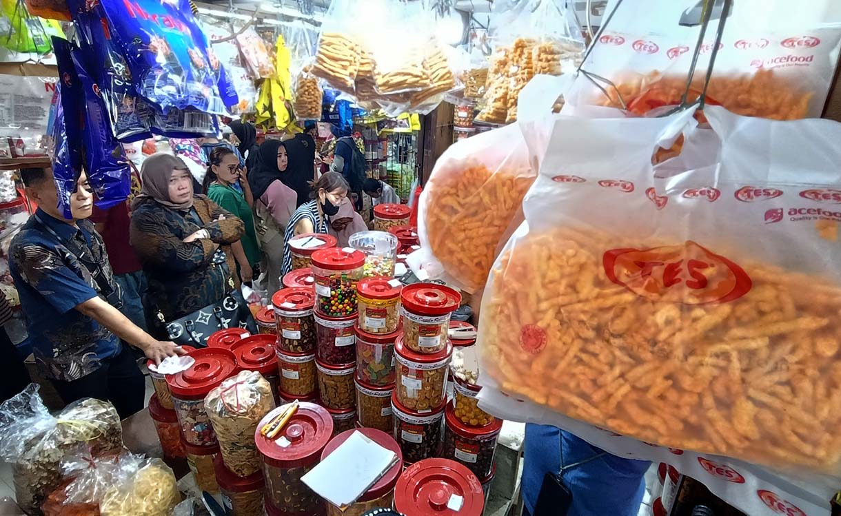 Warga berburu kue kering di Pasar Jatinegara, Jakarta, Selasa(18/3/2025).  (Beritanasional.com/Oke Atmaja)